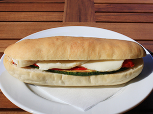 グリル野菜と燻製プロヴォラチーズのパニーノ 550円